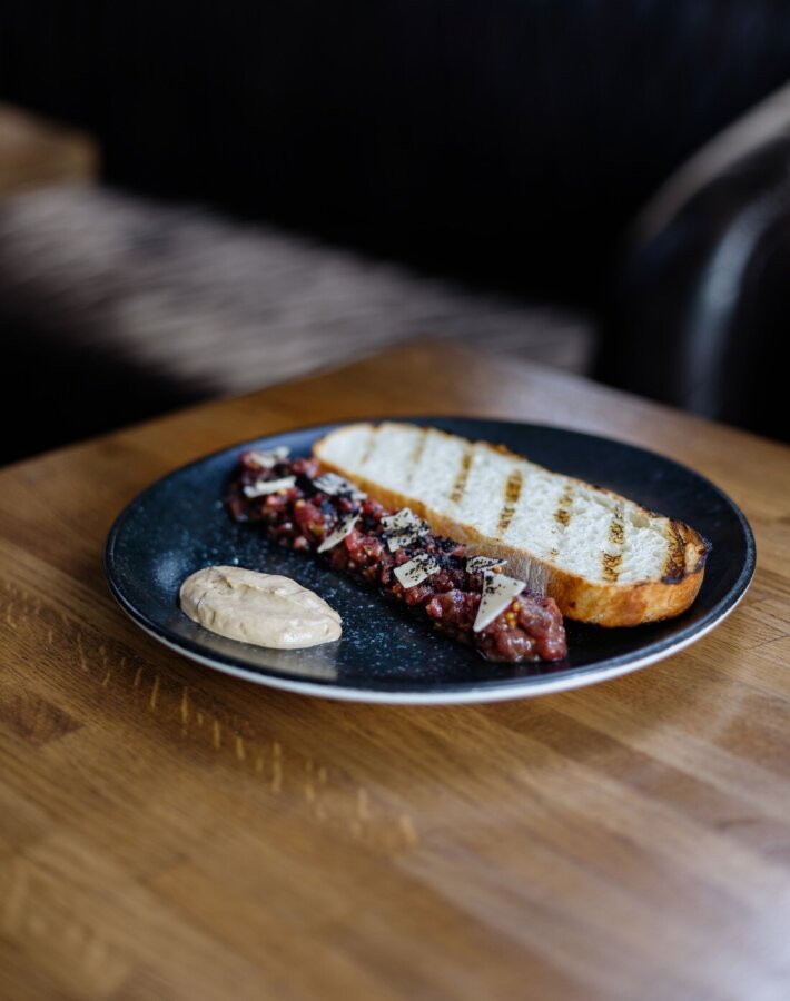 Тартар из говядины с сыром пармезан