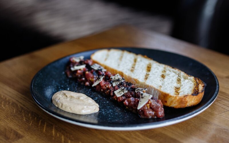 Тартар из говядины с сыром пармезан