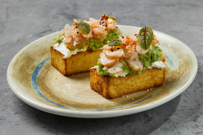 Брускетта на бриоши с авокадо, креветками и соусом «Сладкий чили»