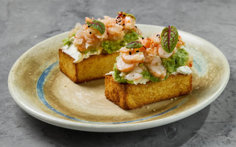Брускетта на бриоши с авокадо, креветками и соусом «Сладкий чили»