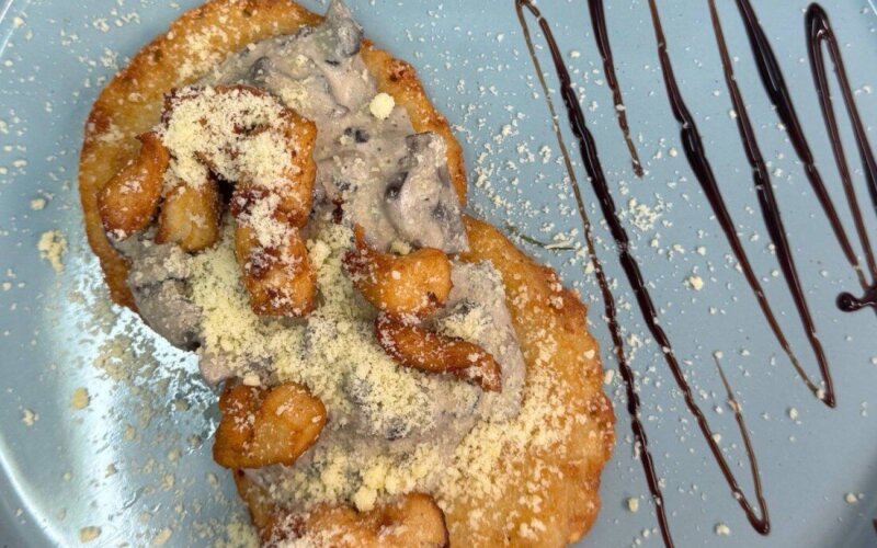 Драники картофельные с курицей и грибами в сливочном соусе