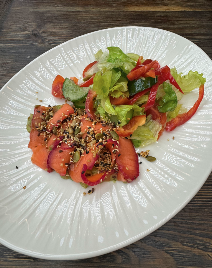 Салат с лососем и свежими овощами