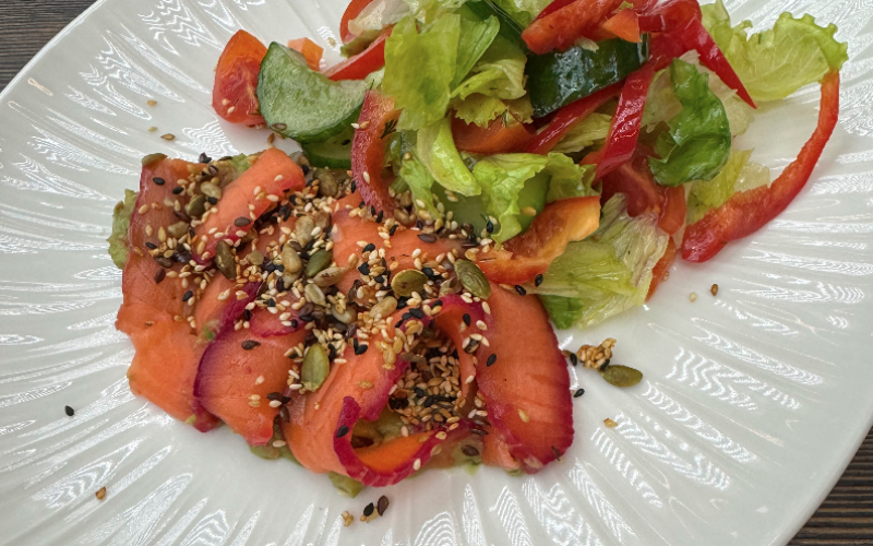 Салат с лососем и свежими овощами