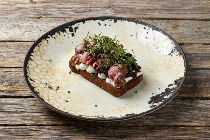 Гренка с ростбифом, вялеными помидорами и луковым мармеладом