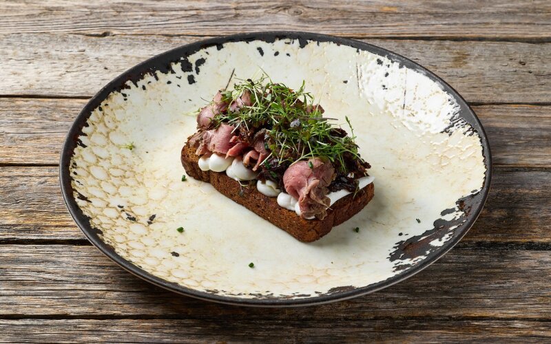 Гренка с ростбифом, вялеными помидорами и луковым мармеладом