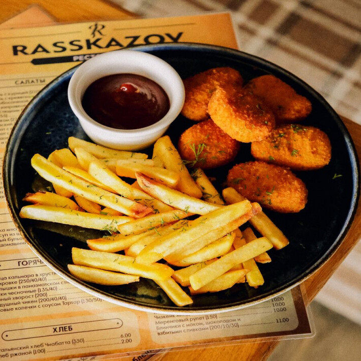 Куриные наггетсы с картофелем фри и ереванским соусом
