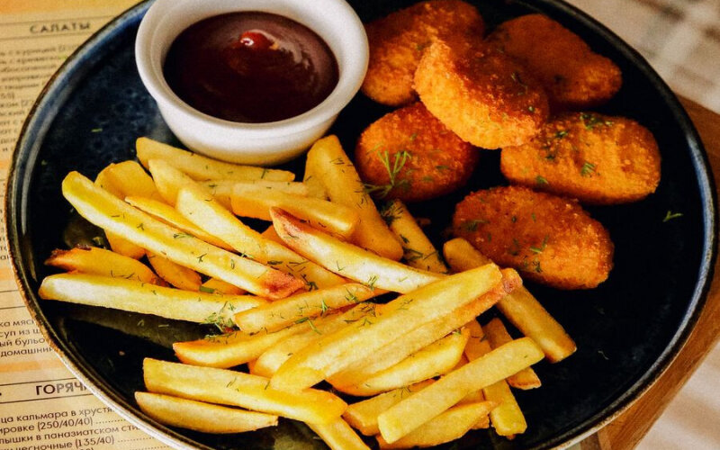 Куриные наггетсы с картофелем фри и ереванским соусом