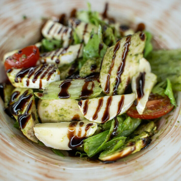 Салат с медовой курицей, сыром «Камамбер» и песто