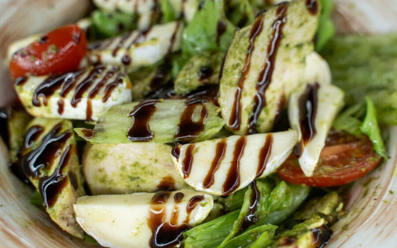 Салат с медовой курицей, сыром «Камамбер» и песто