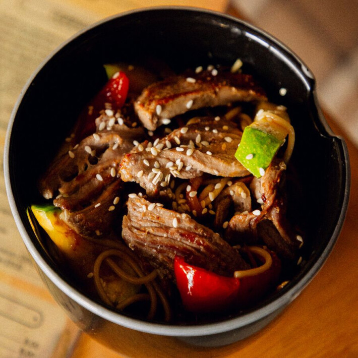 Лапша яичная с овощами и говядиной