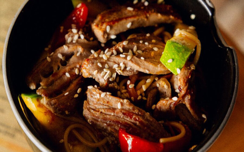 Лапша яичная с овощами и говядиной