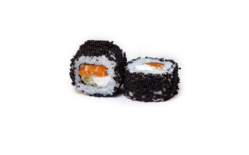 Ролл с лососем и черной икрой тобикой