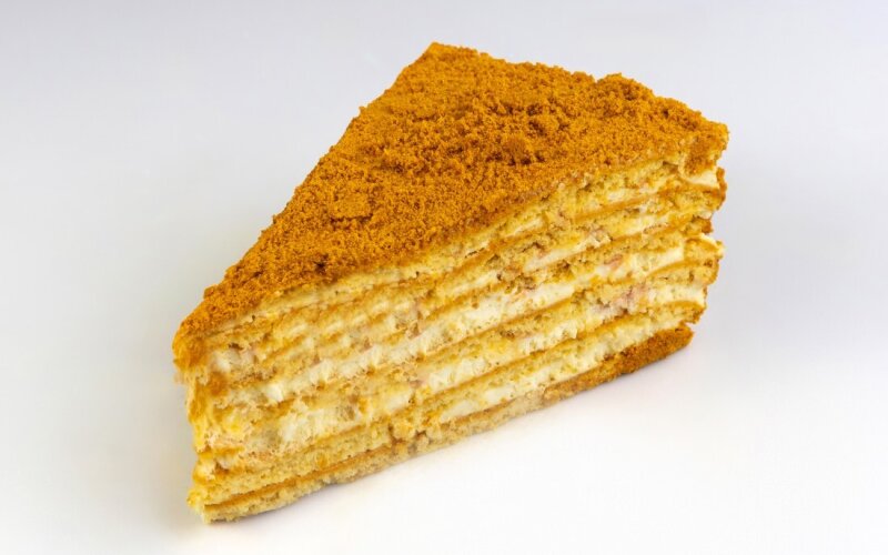 Медовик с малиновым конфи