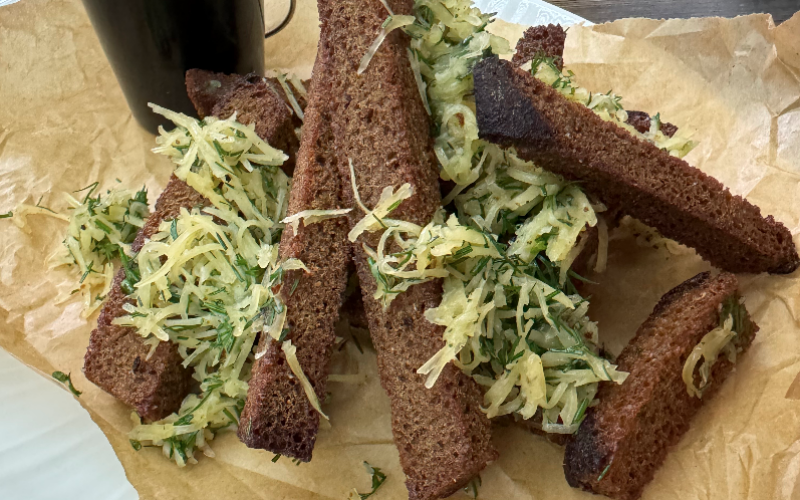 «Бородинские» гренки с соусом «Тартар»