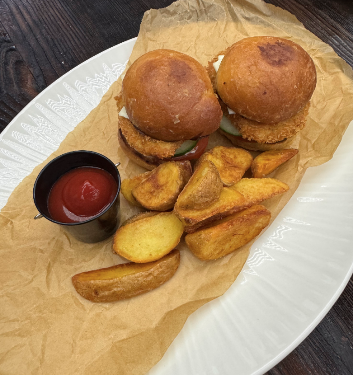 Мини-бургеры с курицей и картофельными дольками