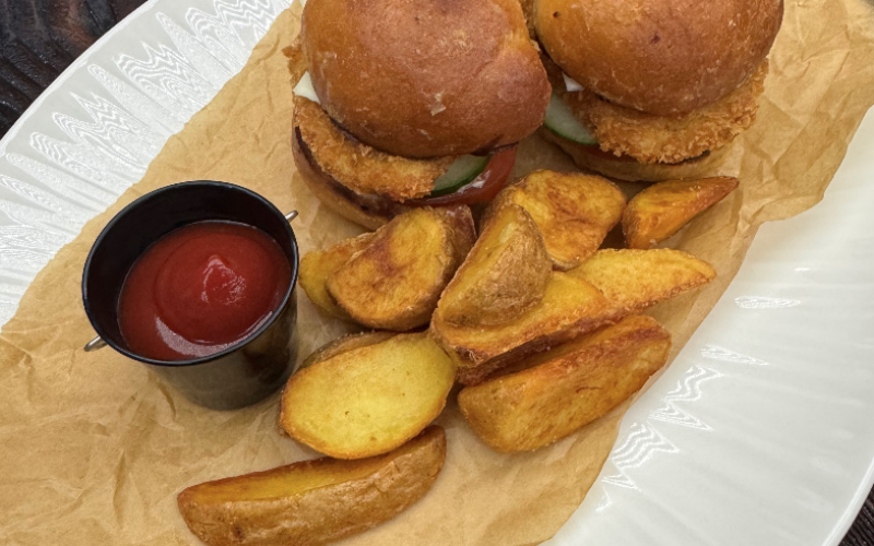 Мини-бургеры с курицей и картофельными дольками