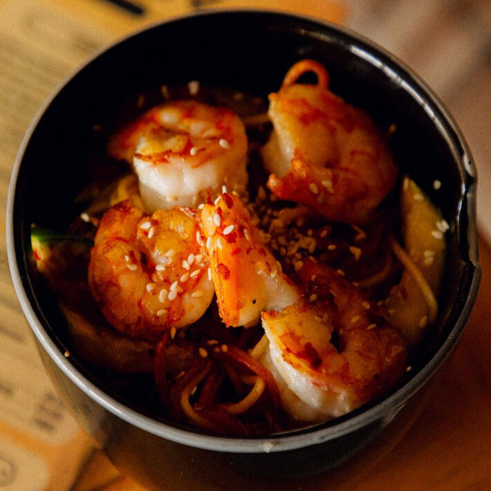 Лапша яичная с овощами и креветками