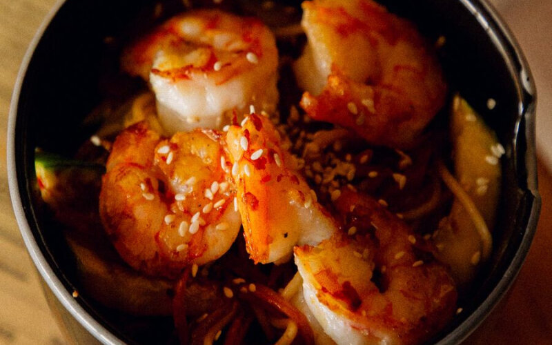 Лапша яичная с овощами и креветками