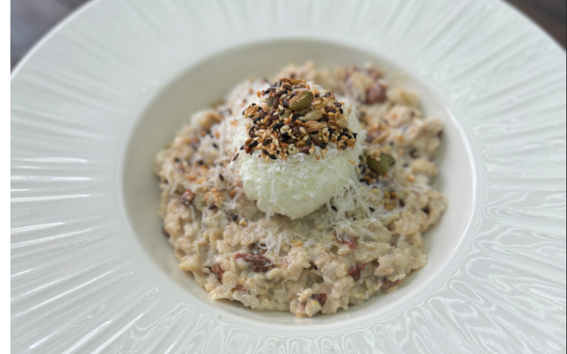 Овсяная каша с сыром «Пармезан» и вялеными помидорами