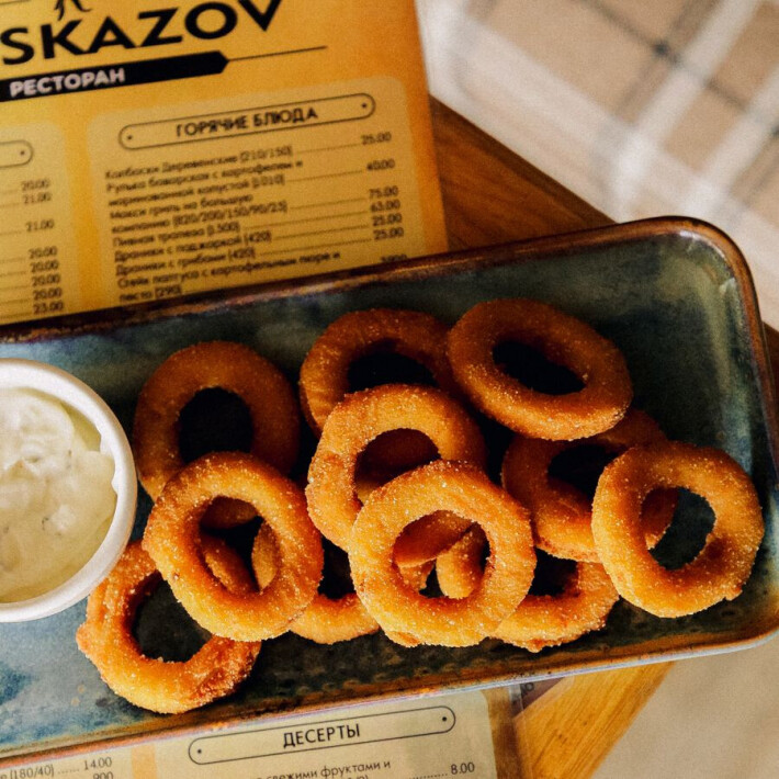 Луковые кольца с соусом «Тартар»