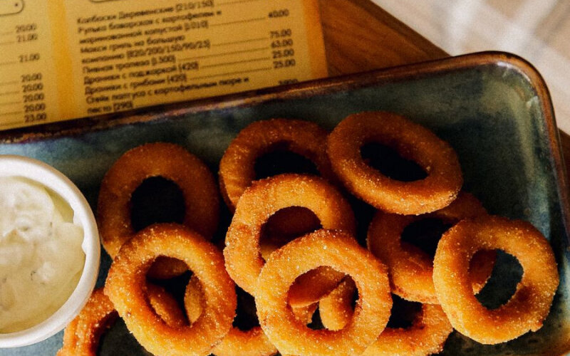 Луковые кольца с соусом «Тартар»