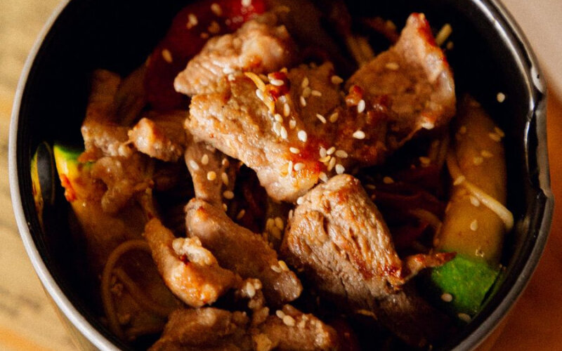 Лапша яичная с овощами и свининой