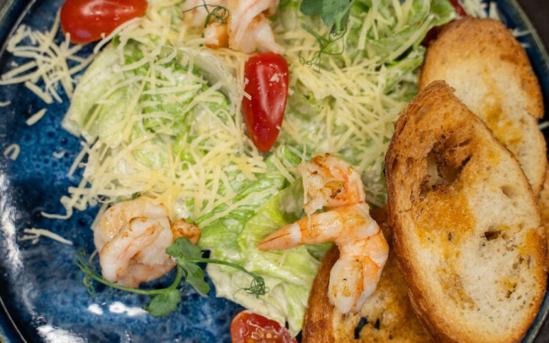 Салат «Цезарь» с креветками