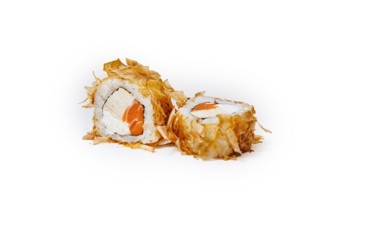 Ролл с лососем в стружке тунца