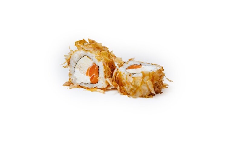 Ролл с лососем в стружке тунца