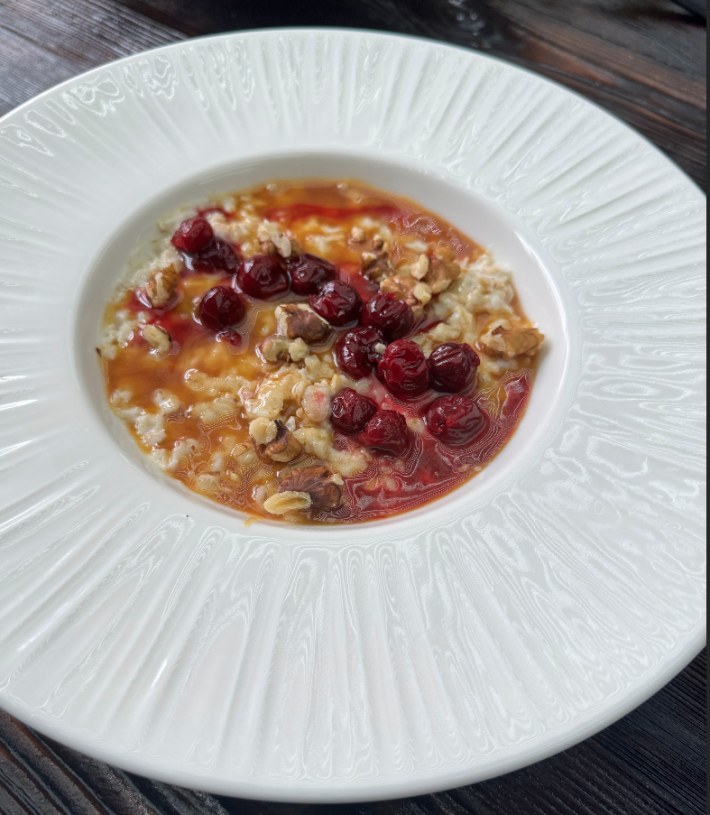 Овсяная каша с ягодами, соленой карамелью, и орехами