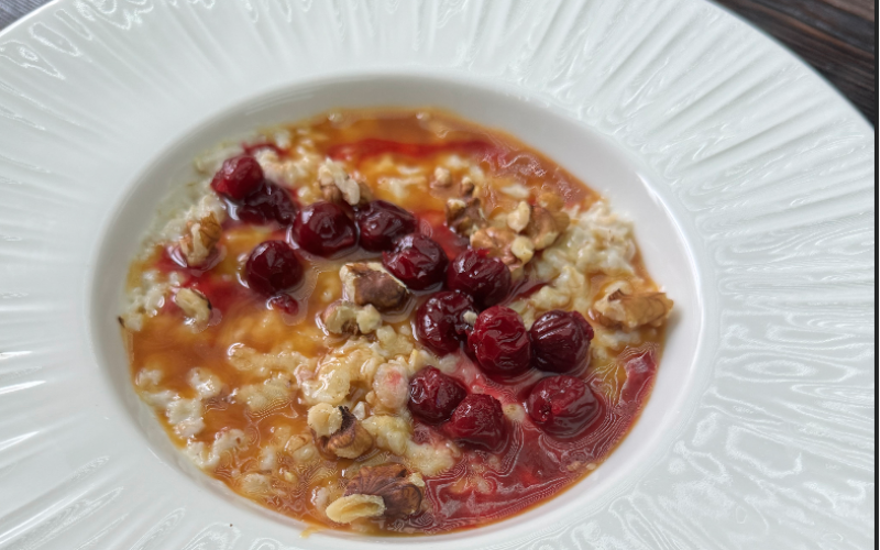 Овсяная каша с ягодами, соленой карамелью, и орехами