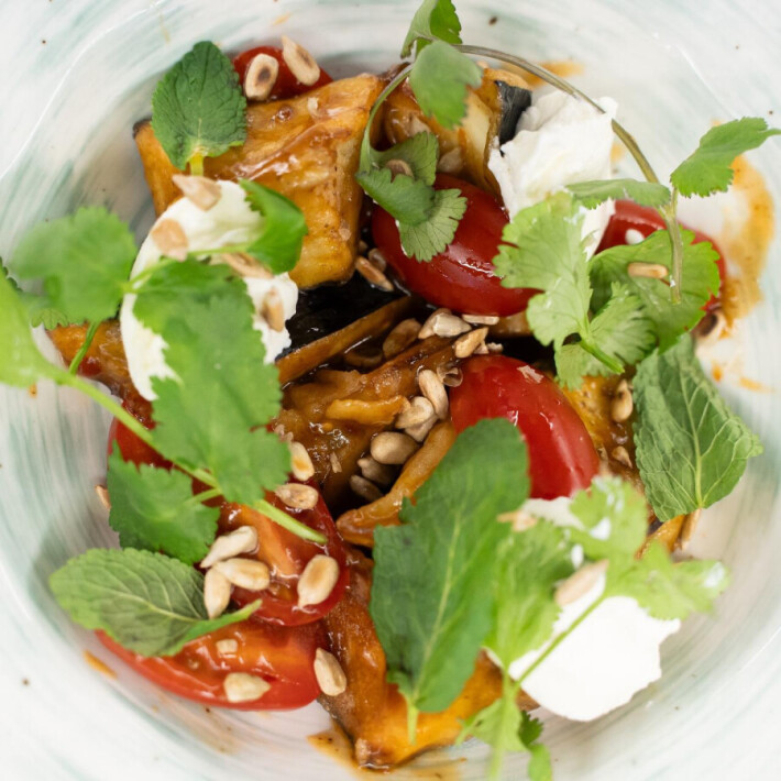 Салат с хрустящми баклажанами и помидорами