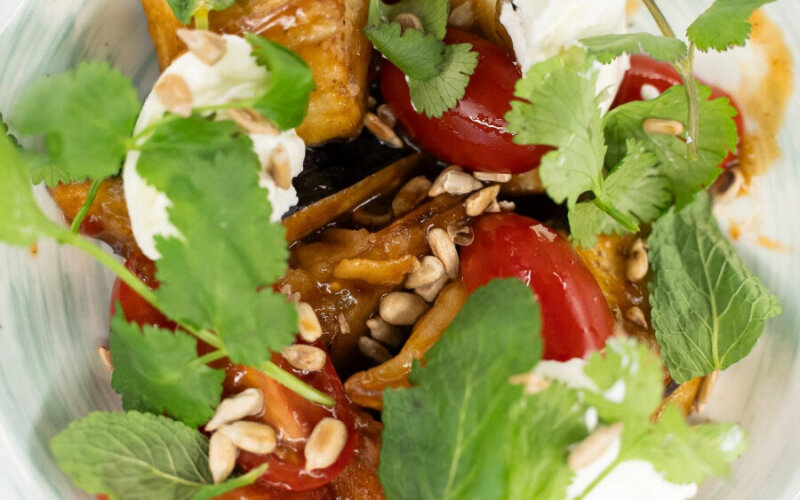 Салат с хрустящми баклажанами и помидорами