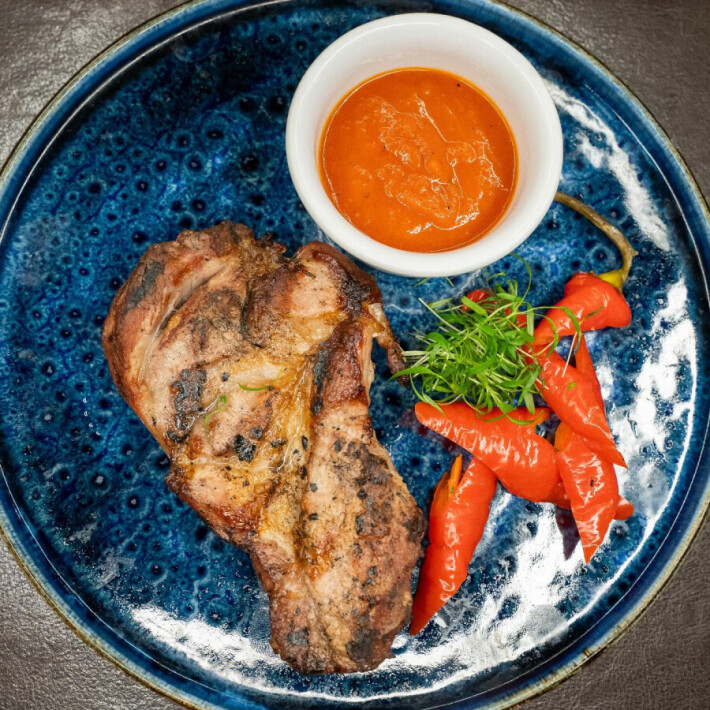 Стейк из свиной шеи с соусом «Ромеско»