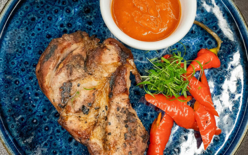 Стейк из свиной шеи с соусом «Ромеско»