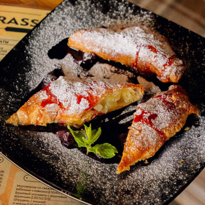 Грушевый штрудель с вишневым вареньем