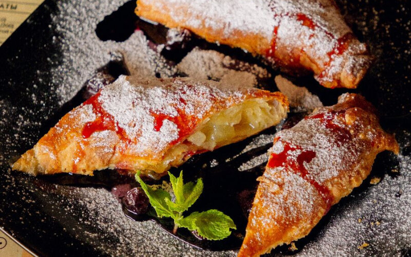 Грушевый штрудель с вишневым вареньем