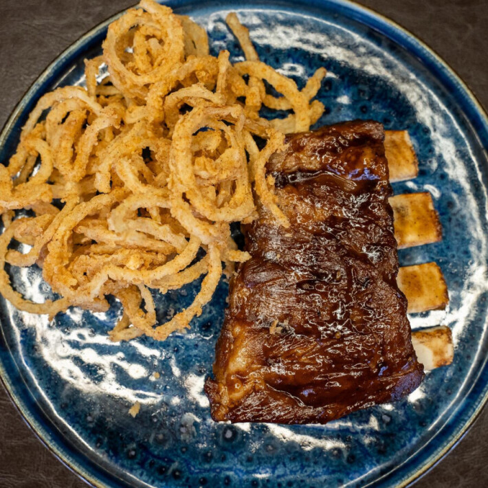 Свиные ребра с луком фри