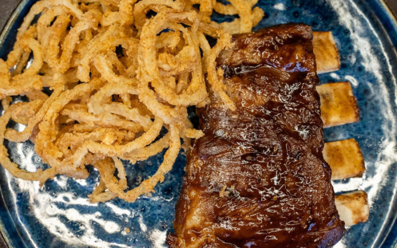 Свиные ребра с луком фри