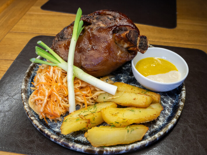 Рулька «Баварская» с картофелем и маринованной капустой