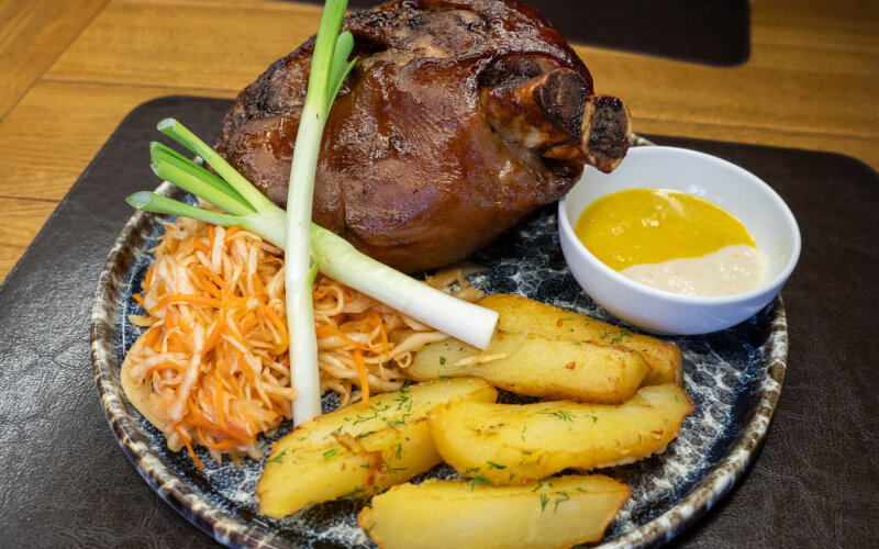 Рулька «Баварская» с картофелем и маринованной капустой