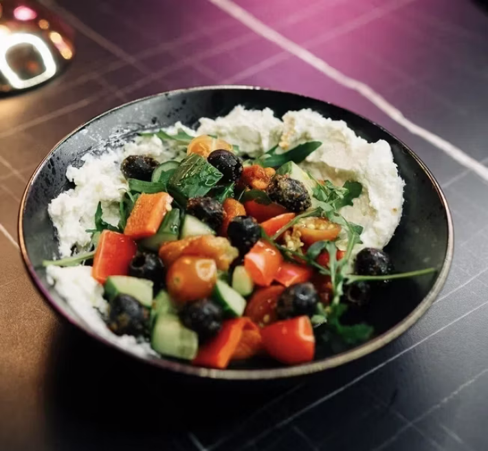 Салат «Греческий» с кремом их сыра «Фета» и печёным перцем