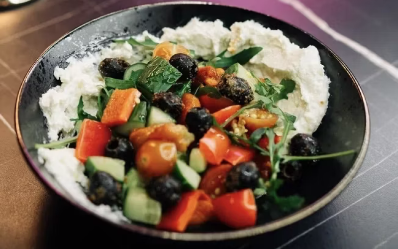 Салат «Греческий» с кремом их сыра «Фета» и печёным перцем