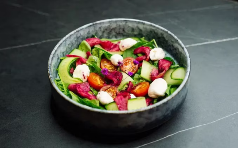 Салат с форелью «Гравлакс»