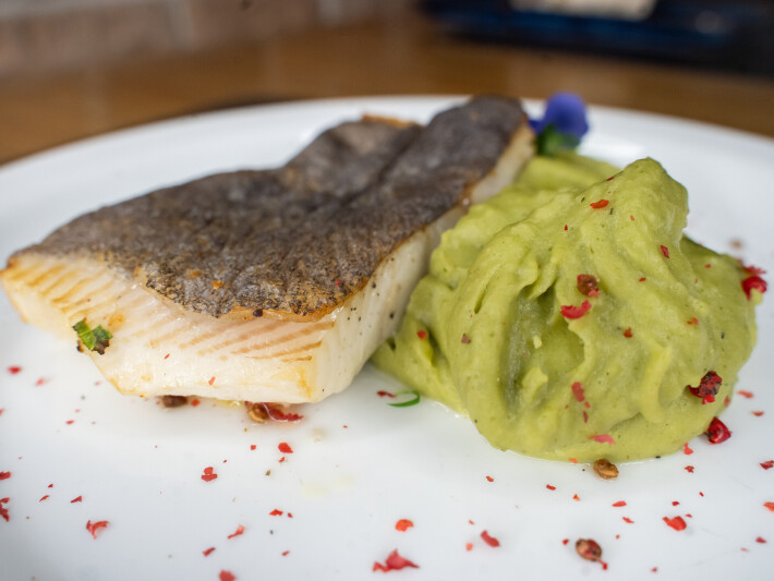 Стейк палтуса с картофельным пюре и песто