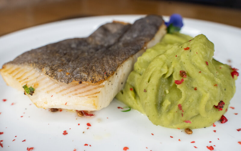 Стейк палтуса с картофельным пюре и песто