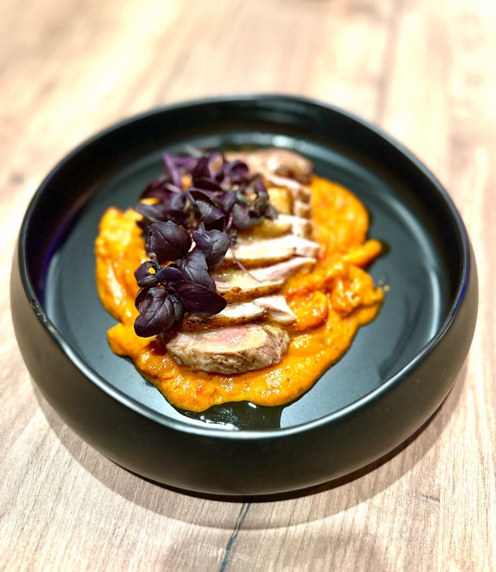 Утка с печёными перцами