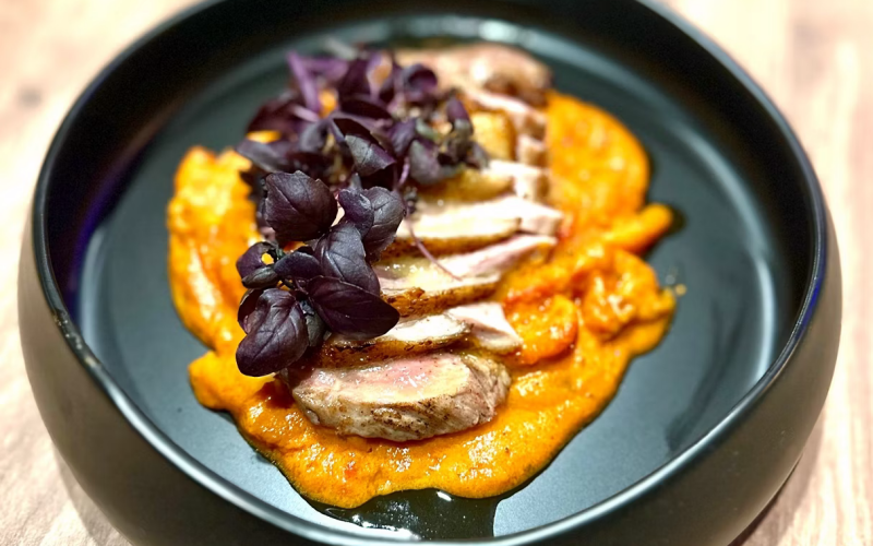 Утка с печёными перцами