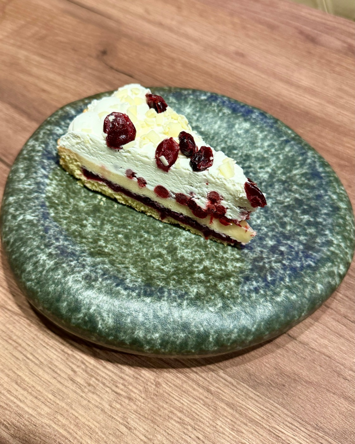 Торт «Брусничный» с белым шоколадом