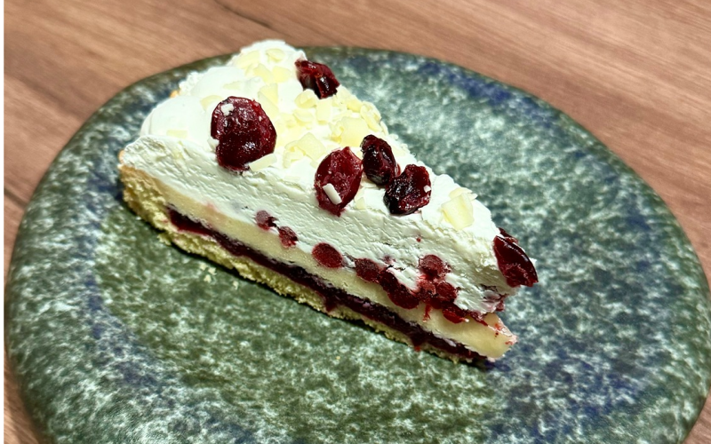 Торт «Брусничный» с белым шоколадом